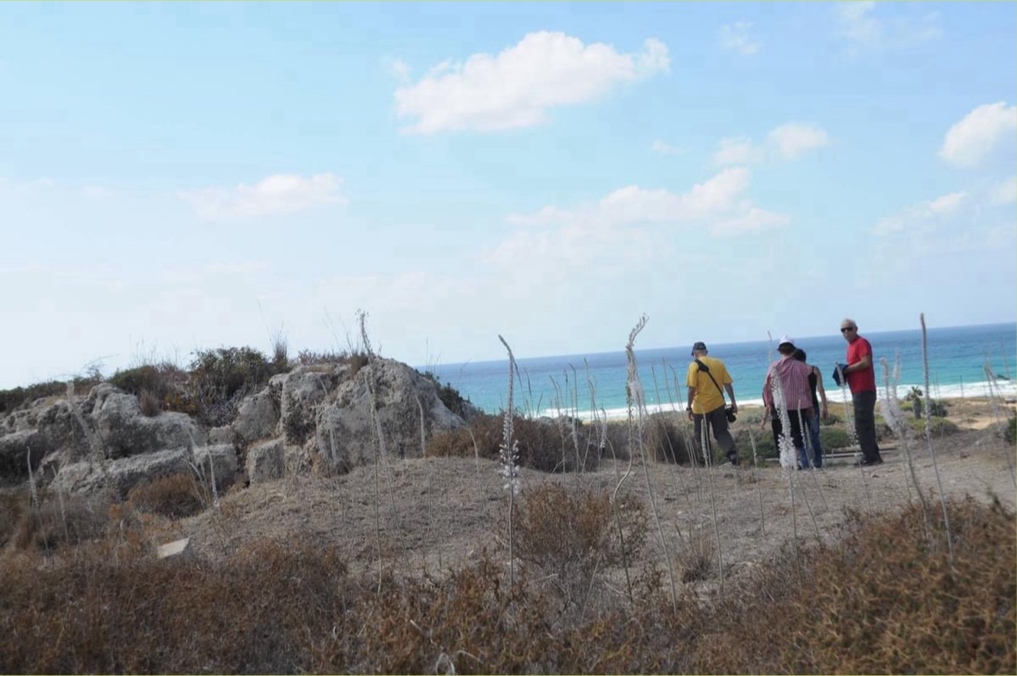 בין הים לחצבים בחורבת קרתא