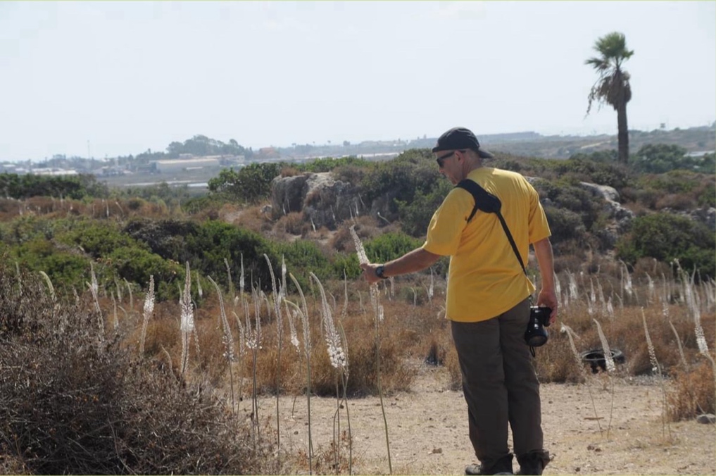 מטיילים לצד החצבים למרגלות החורבה
