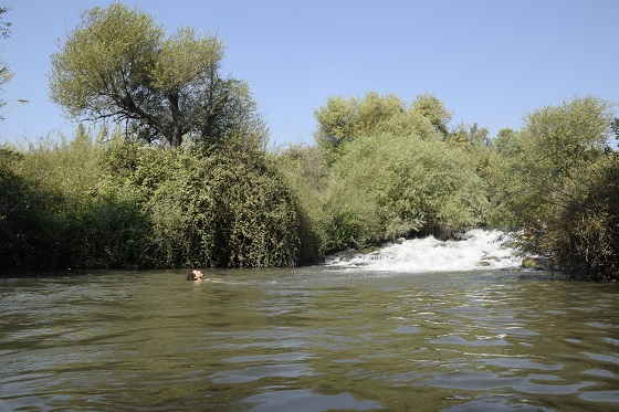 מפת הקיץ של ישראל: נחל חרמון ונחל שניר מסלולי מים רטובים - המפל בנחל חרמון תחתון והבריכה הטבעית למרגלותיו