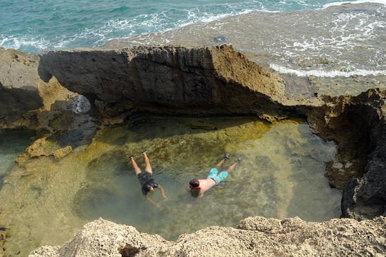 בריכות חוף לאורך הים: רוחצים באחת מבריכות הלגונה למרגלות תל דור