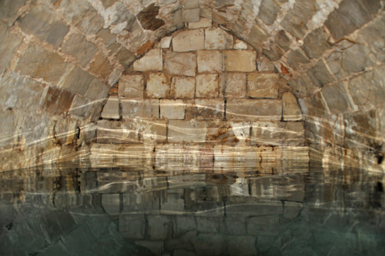 עין דישון: מסלול טיול אל מעיין קסום בתוך מבנה עשוי קשת