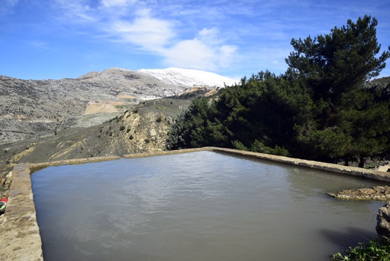 עין חרמון מול נוף החרמון שראשו מושלג