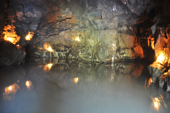 רטוב מוצל קריר וסודי: עין יבנאל - מעיין מקסים ומיוחד בתוך מערה