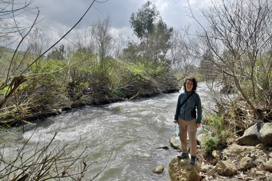 הירדן ההררי בגשר הדודות - עומדים לצד זרימת הירדן