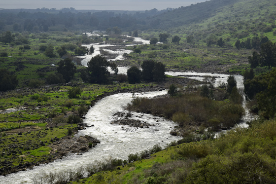 הירדן ההררי: תצפית על שפך נהר הירדן מגשר הדודות בירדן ההררי