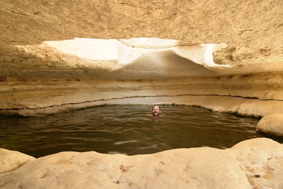 גב זרחן: גב מים מרשים בתוך מצוק סלע בנחל זרחן