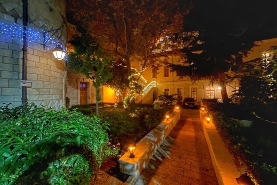 החצר הפנימית של מתחם חצר סרגיי מוארת