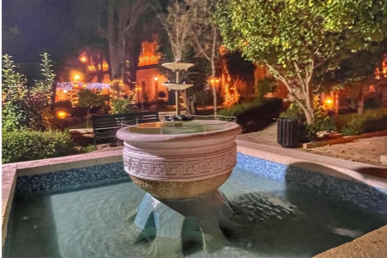 מזרקה מוארת ויפה בתוך חצר סרגיי