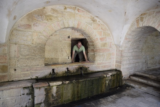 ערן בפתח הניקבה של מעיין מרים בעין כרם