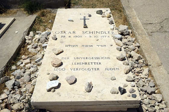 קבר בעל אופי יהודי בבית קברות נוצרי - קברו של אוסקר שינדלר חסיד אומות העולם בהר ציון בירושלים