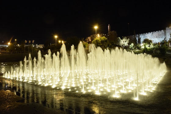 מופע המזרקות בפארק טדי בשעות הערב