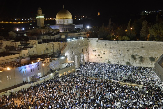 סיורי סליחות בירושלים - הכותל המערבי עם המוני מתפללים בשעת לילה