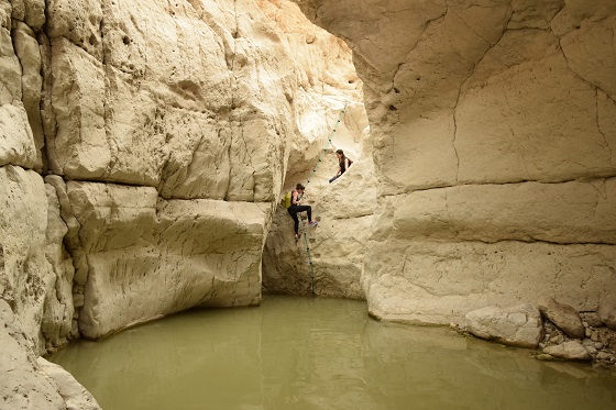 גב מים ענק אליו יורדים בחבל וחוצים בשחייה בקניון נחל דרגה - צפון מדבר יהודה