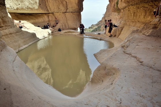 גב מפל החלון בנחל דוד מלא במים לאחר שיטפון