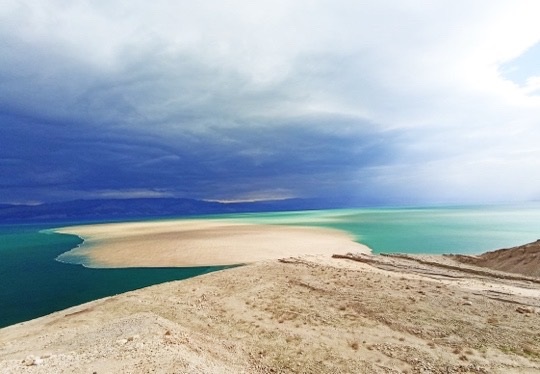 מניפת הסחף של נחל דרגה בים המלח בזמן שיטפון בנחל דרגה