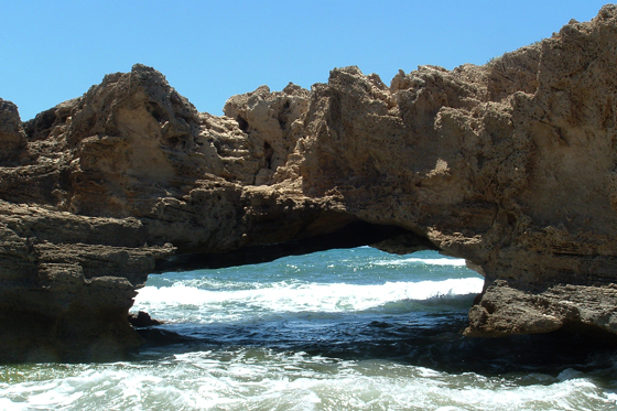 חלון אל הים בסלע הכורכר בשמורת חוף הבונים