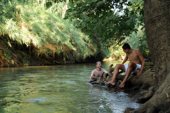 נחל חרמון ונחל שניר מסלולי מים רטובים - נהנים בחוף הטרזן בנחל שניר