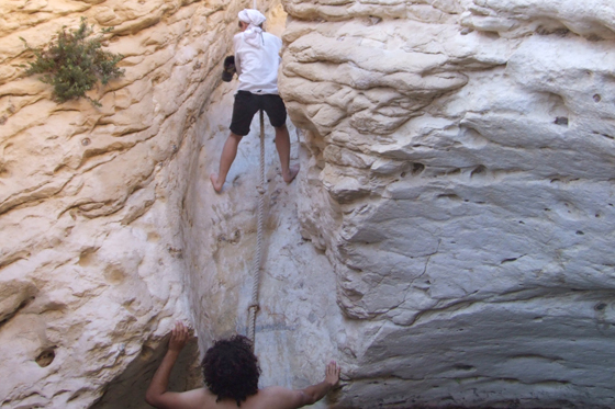 גולשים בחבלים בנחל גוב