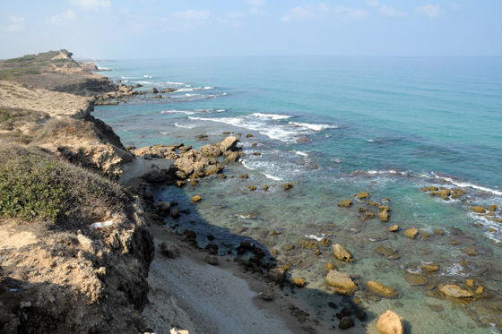 רכס הכורכר נישא מעל החוף במסלול מחוף אולגה (שמורת גדור) למכמורת