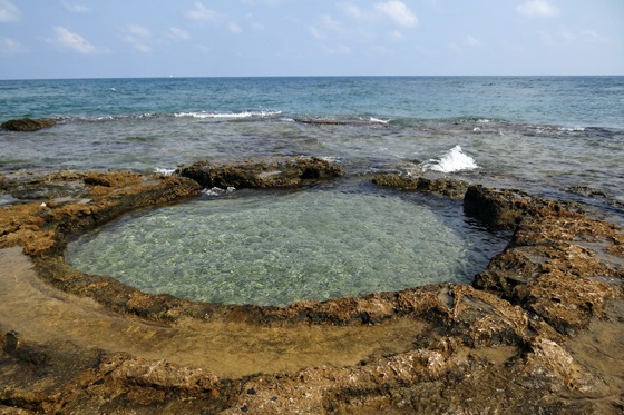 בריכות חוף לאורך הים: בריכת הג'קוזי העגולה בתל שקמונה בחוף הכרמל חיפה