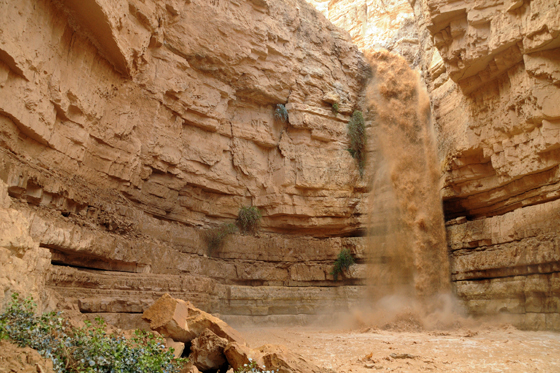 מפל בנחל חצצון בשעת שיטפון