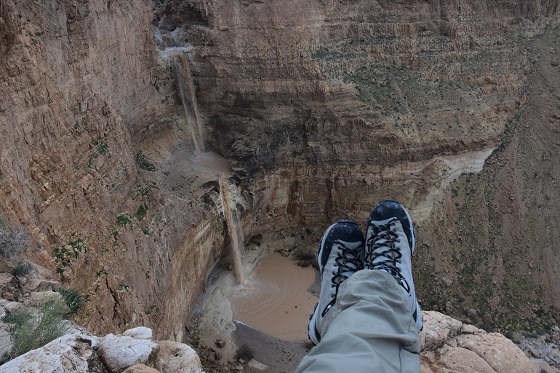 שיטפונות במדבר יהודה: תצפית שיטפון מפלי נחל צאלים, זרימה מבריכת צפירה אל החלק התחתון של הנחל - דרום מדבר יהודה