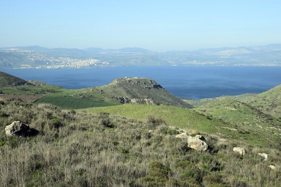 תצפית על סוסיתא והכנרת בעונת החורף כשרמת הגולן צבועה בירוק - דרום רמת הגולן
