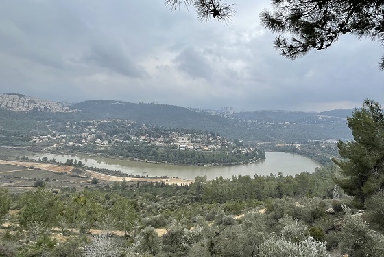 תצפית על מאגר בית זית שמלא במים