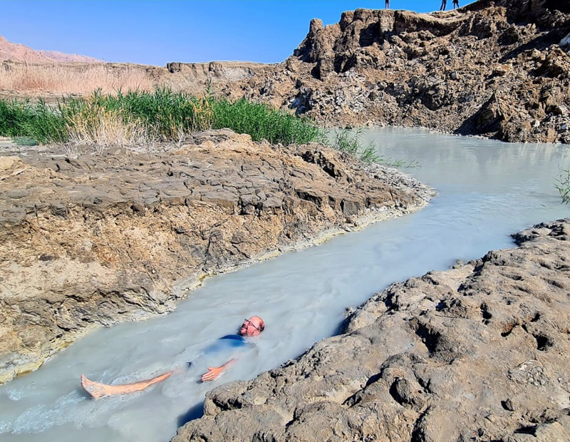 טיול בולענים ים המלח - גולשים בנחל מתוק אל הים המלוח