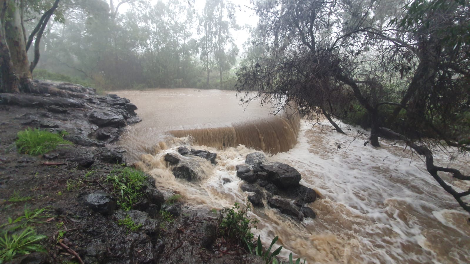 זרימת שיטפון בבריכת סכר אניעם - מרכז רמת הגולן