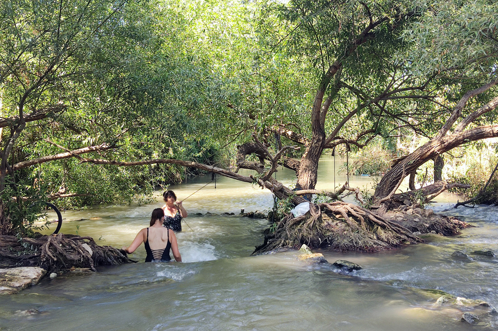 המדריך השלם לטיולי תשרי -רוחצים בין המפלונים של בית לאה לאורך נחל הירקון מתוך הרפתקאות מרעננות בלב המרכז, גוש דן