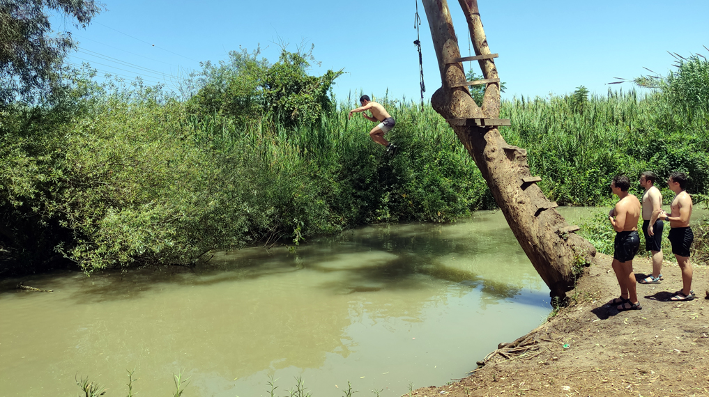 המדריך השלם לטיולי תשרי - קופצים למים בנחל הירקון מתוך רטובים קרובים ומפתיעים, מסלולי מים בנחלי מישור החוף