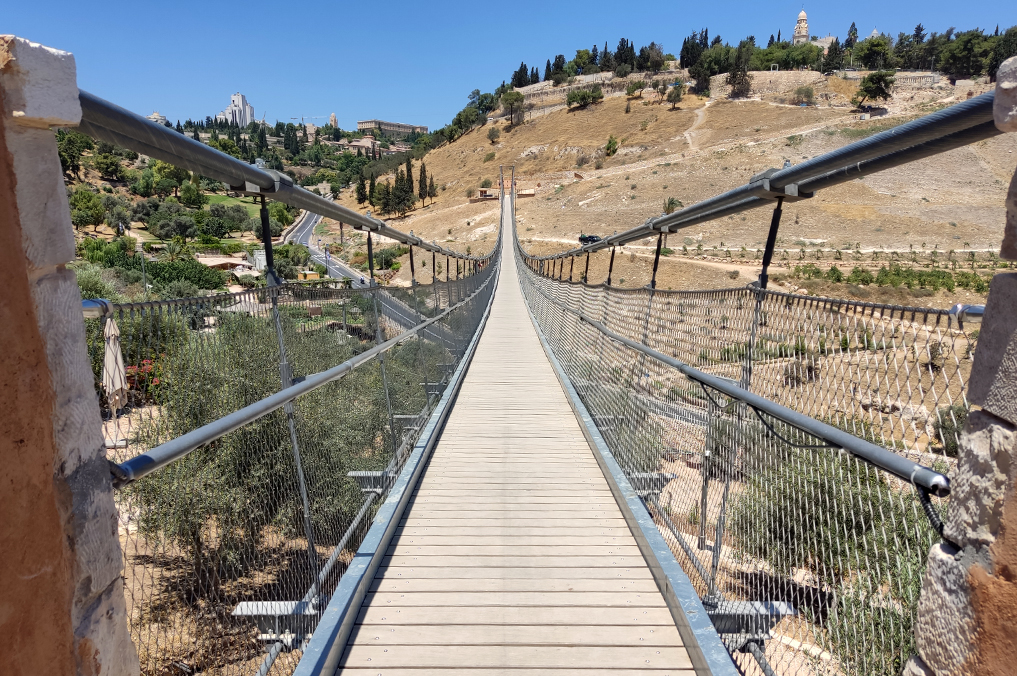 הגשר התלוי מעל גיא בן-הינום