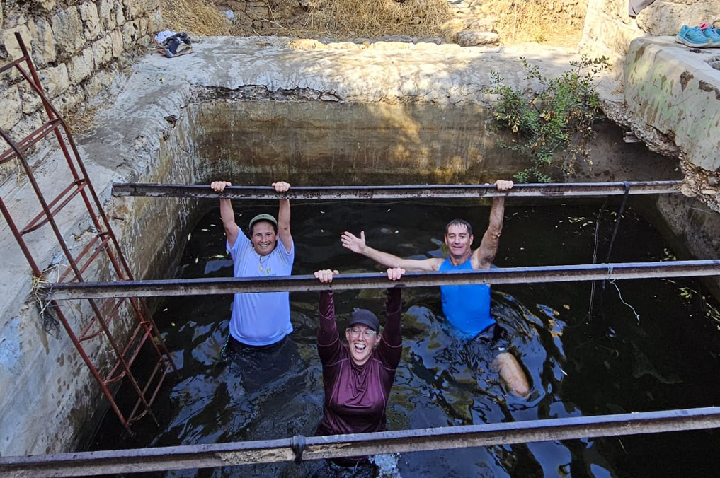 בור זרד - רוחצים במים בבור העמוק