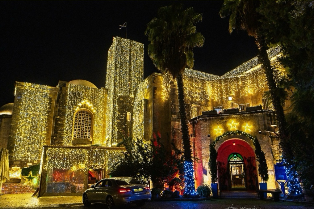 חזית הכנסיה הסקוטית מוארת באורות חג המולד
