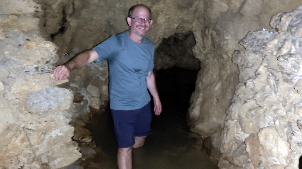 משכשכים רגליים במעיין מרים בעין כרם