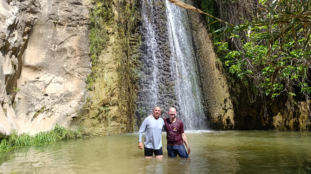 מבלים בבריכה שתחת מפל נחל מיצר