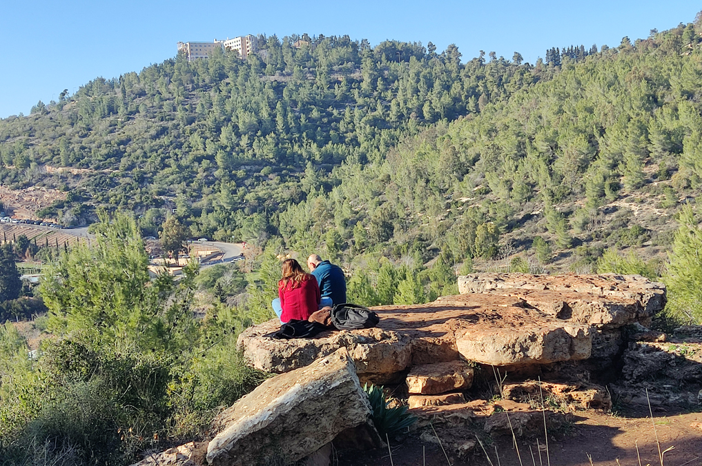 חוויות חדשות בטבע: המזבח בקרית ענבים - תצפית נהדרת בהרי יהודה