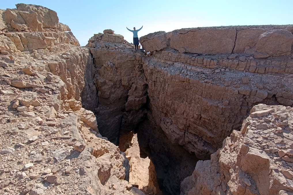 הר עיט - סדקים ענקיים בסלע