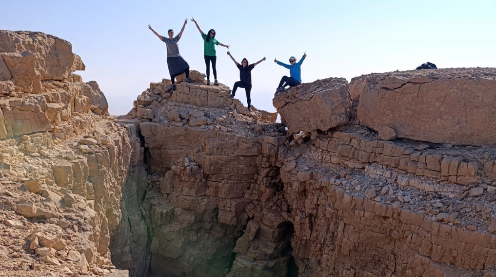 סדקים ענקיים ותצפית מרהיבה מהר עיט