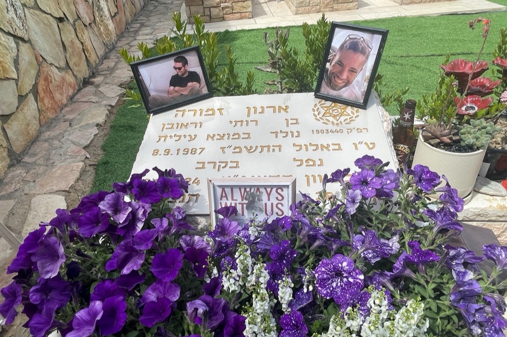 קברו של ארנון זמורה בהר הרצל בירושלים