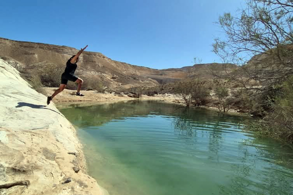 קופצים למים בגב מנחם בנחל עקב. צילום באדיבות מאיה שגב