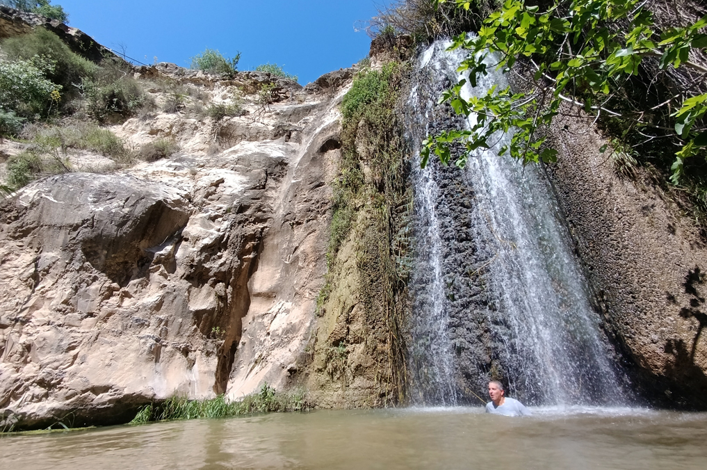 נחל מיצר - למרגלות המפל הגבוה בנחל