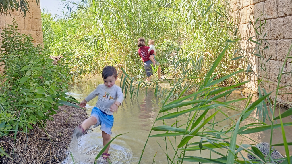 אזור נהדר לשכשוך, תחת גשר נחל תבור