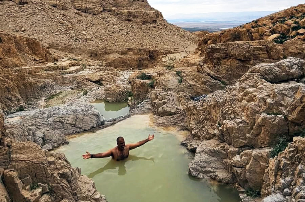 נחל קומראן - גבי מים מלאים אחרי שיטפון בנחל