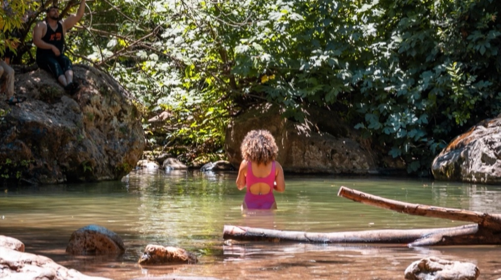 אלופי הקיץ: מסלולי מים מושלמים לקיץ בצפון הארץ - רוחצים בבריכת גן העדן בנחל כזיב. צילום: ד"ר יואב פלמה