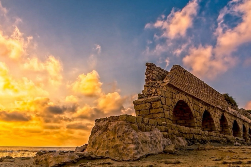 כשהשמש נוגעת באופק – מסלולי זריחה ושקיעה שאסור לפספס: אמת המים בקיסריה בשקיעה. צילום:Mila Aviv