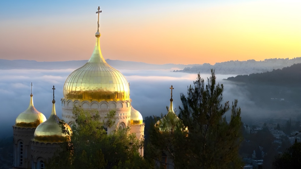 צריחי מנזר גורני בשעת זריחה כאילו צפים מעל ערפילי הבוקר שמכסים את שכונת עין כרם ועמק מוצא. צילום: אורטל צבר