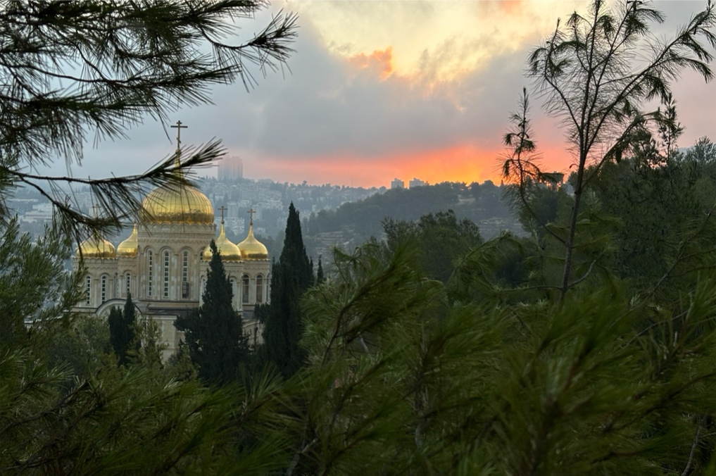מנזר גורני וצריחיו המוזהבים בשעת זריחה - מבט מזרחה ממורד הטיילת
