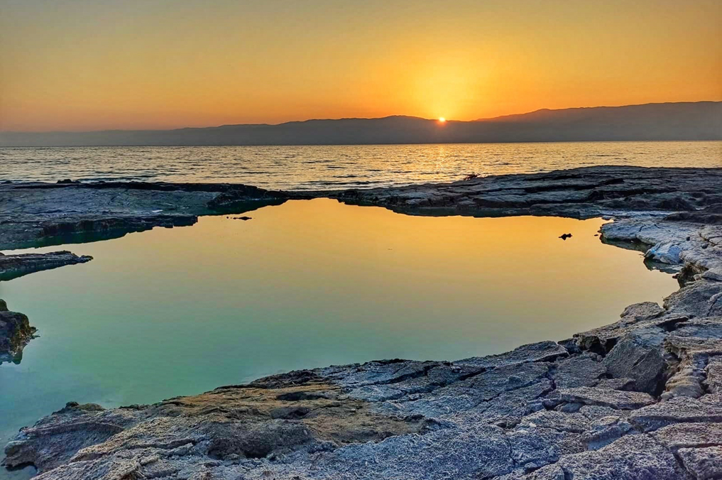 טיולי חג סוכות 2025 - טיול זריחה בים המלח: זריחה על קו הבולענים באזור מצוקי דרגות